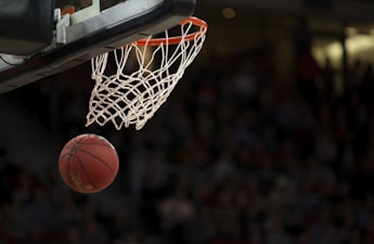 NBA篮球比赛直播画面 - 湖人队与勇士队激烈对抗场景